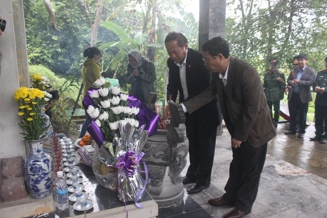 Chuẩn bị cho lễ tưởng niệm 13 chiến sĩ thông tin hy sinh tại hang Lèn Hà